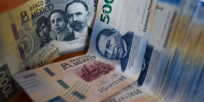 TOLUCA, ESTADO DE MÉXICO, 14NOVIEMBRE2023.- Como una forma  de incentivar el consumo durante El Buen Fin que se realizará del 17 al 20 de noviembre trabajadores comenzaron a recibir su aguinaldo, aspectos de billetes y monedas de diferentes denominaciones. FOTO: CRISANTA ESPINOSA AGUILAR /CUARTOSCURO.COM